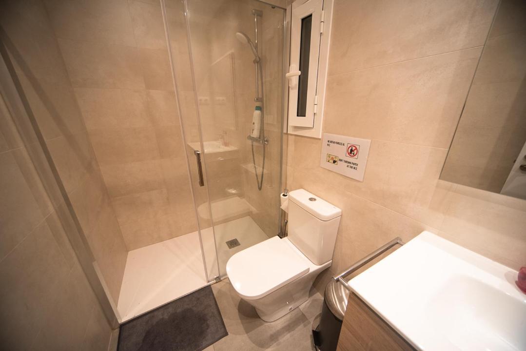 By Universitat Private Rooms Barcelona Exterior foto