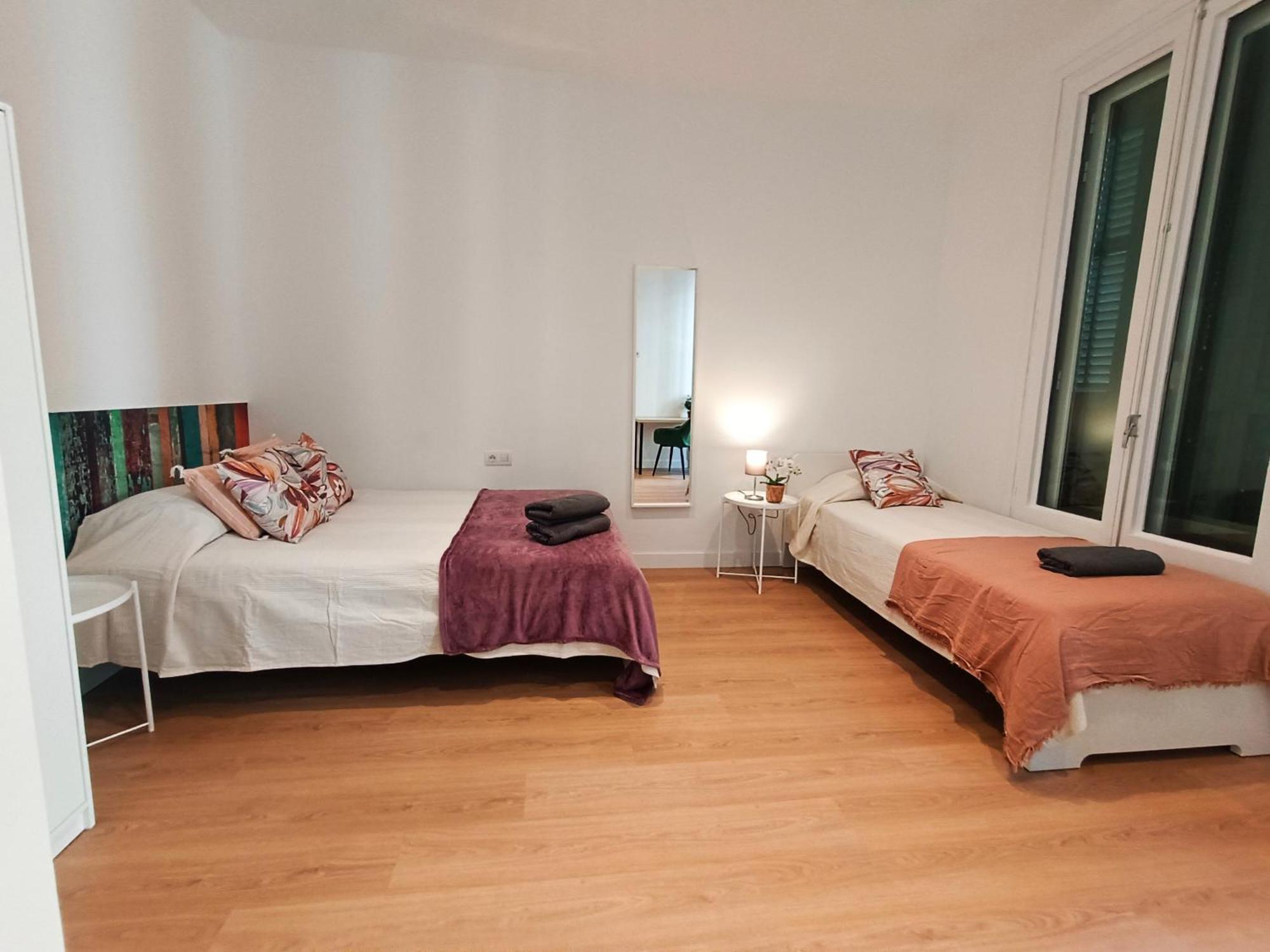 By Universitat Private Rooms Barcelona Exterior foto