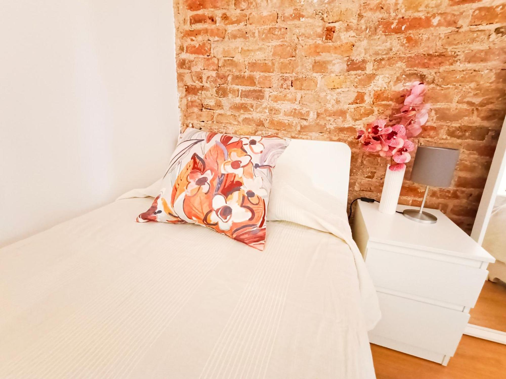 By Universitat Private Rooms Barcelona Exterior foto